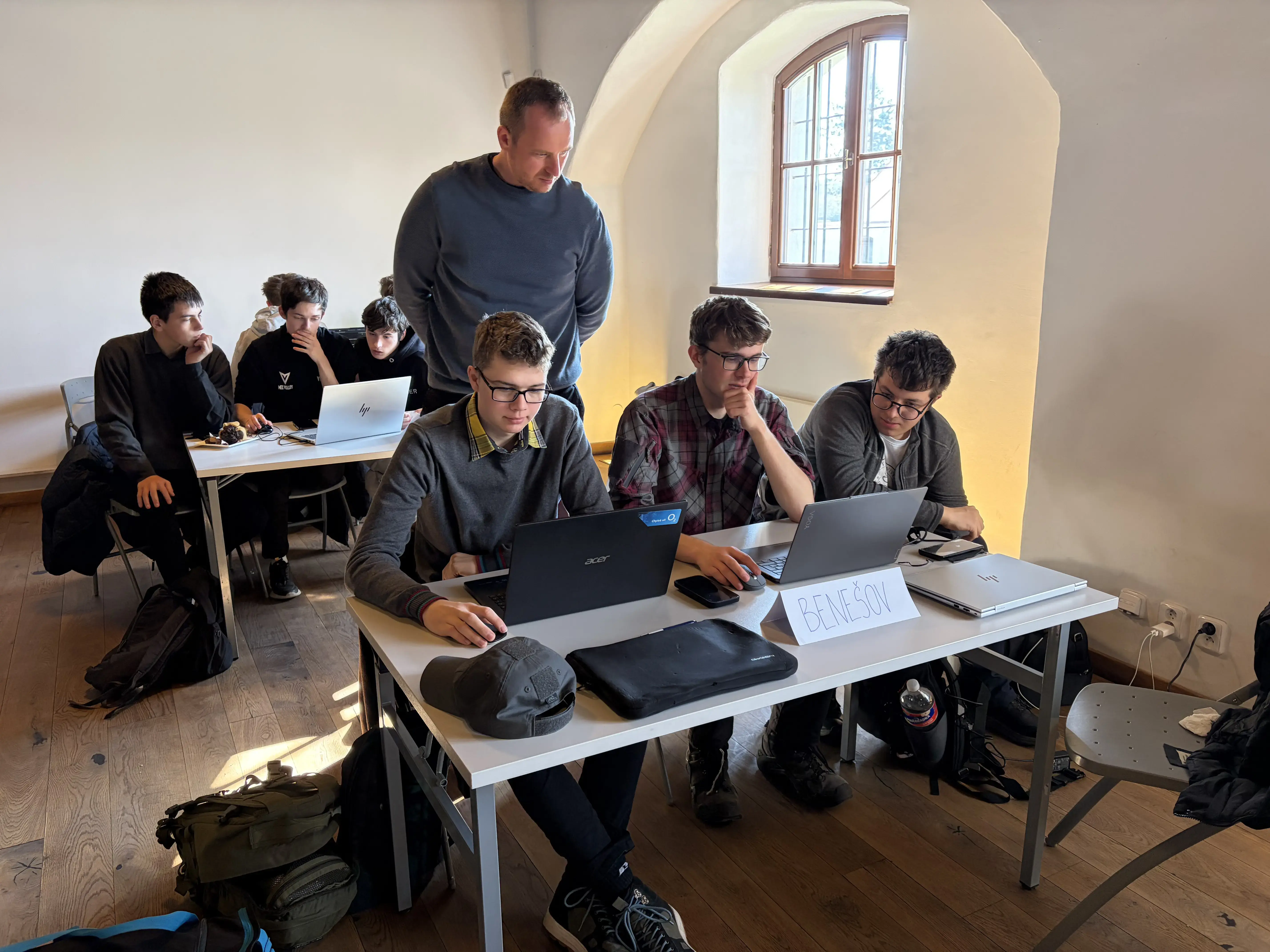 Studenti při práci na aplikacích během hackathonu